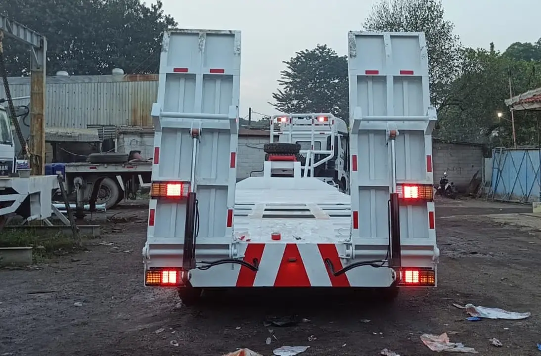 karoseri-lowbed-trailer-3-axle-fix-goosneck-flatbed-type-16