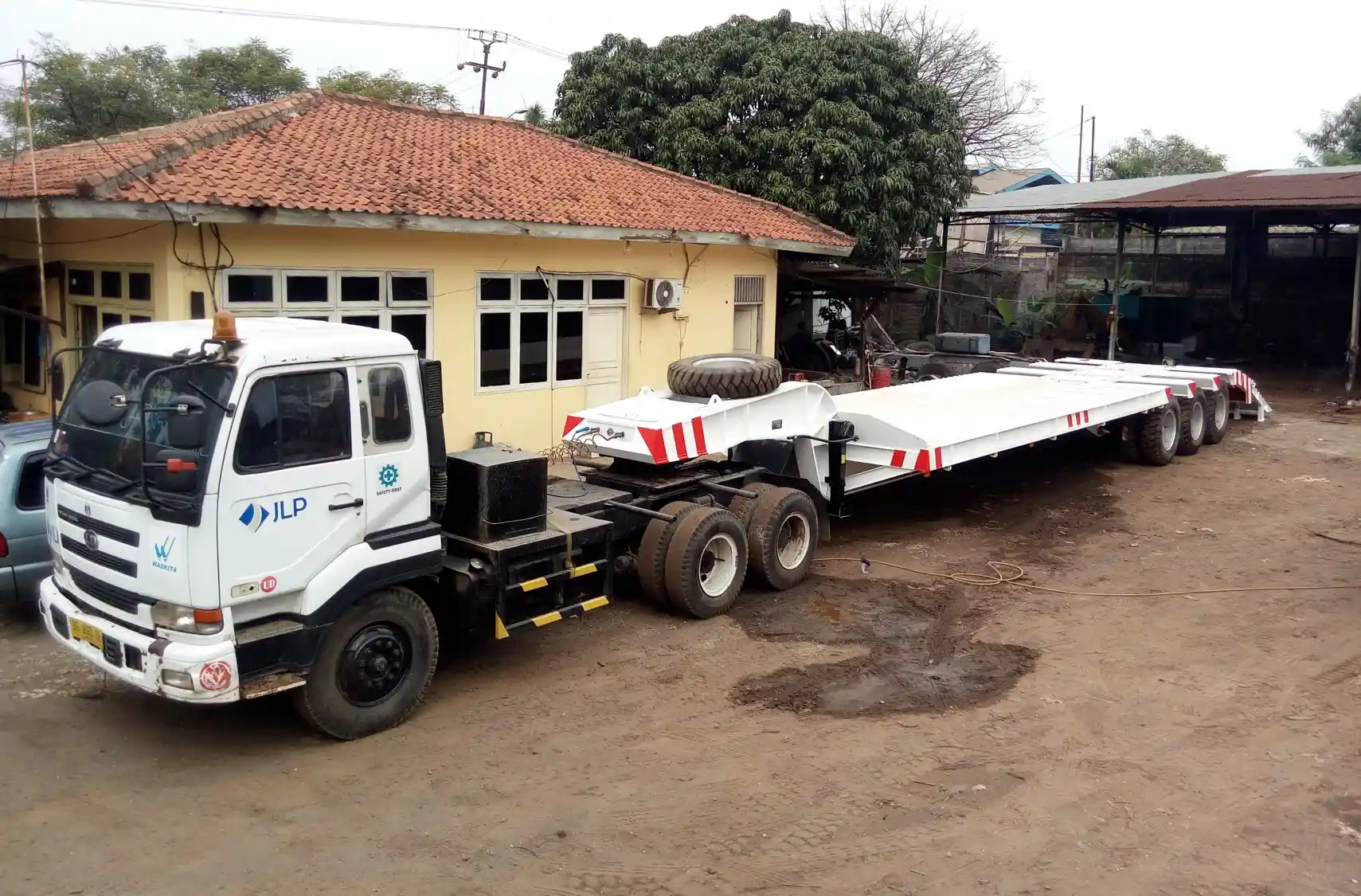 karoseri lowbed trailer dwimitra karya perkasa indonesia