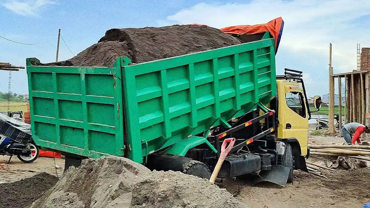 peran dump truk untuk kontraktor bangunan