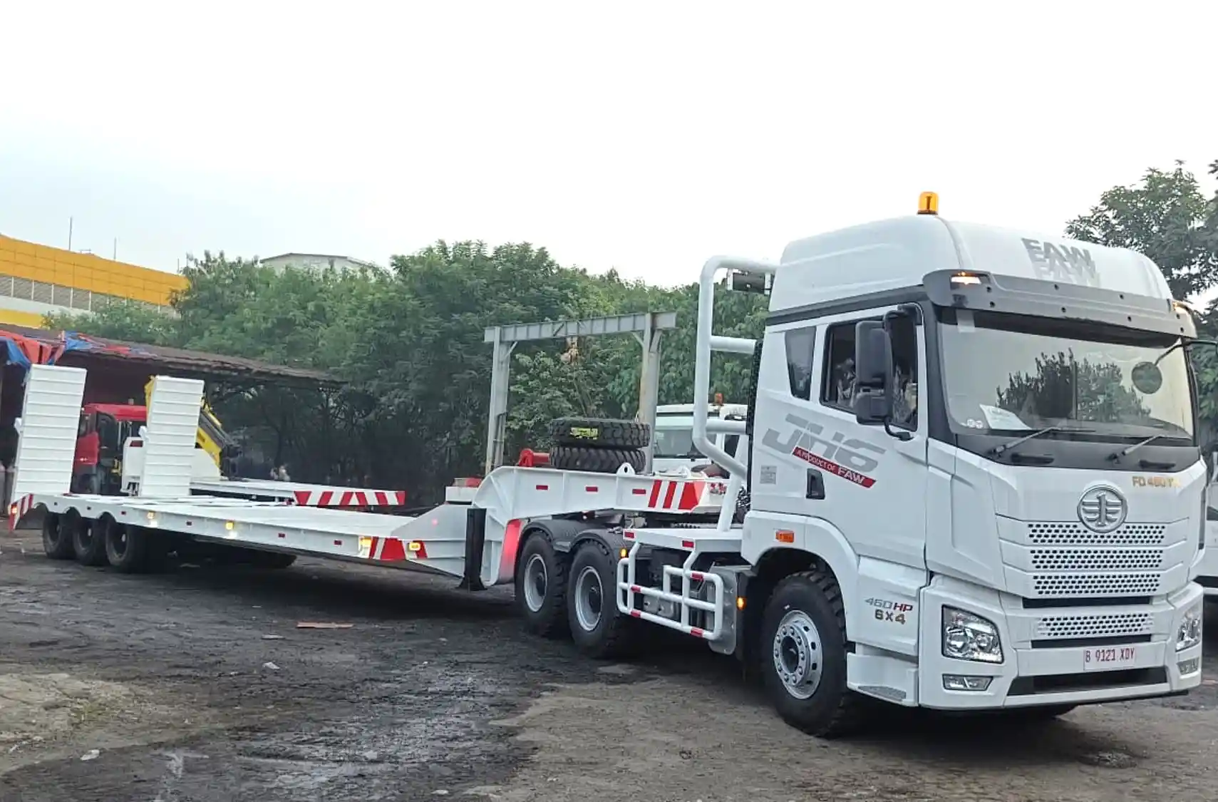 karoseri lowbed trailer 3 axle fix goosneck flatbed type